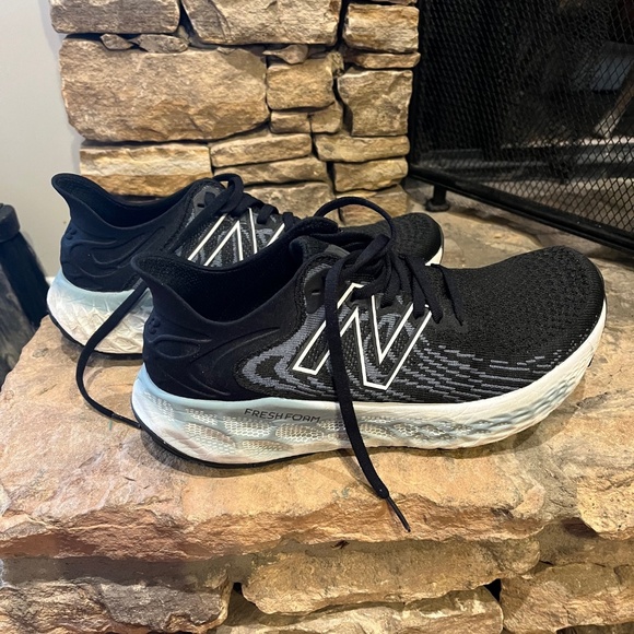 New Balance 1080 Tennis Shoe in Women's Size 9 Wide - Picture 1 of 2